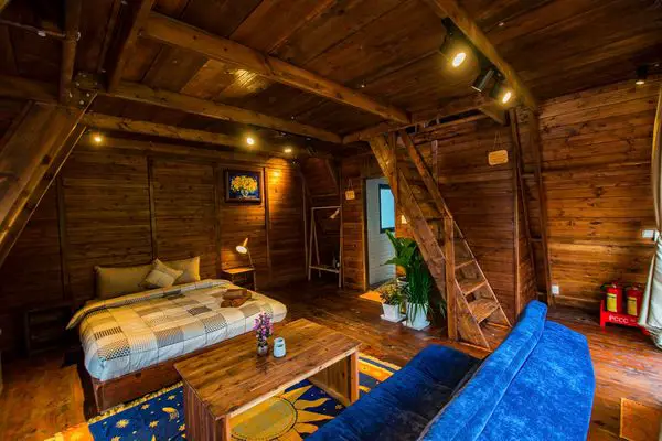 Căn phòng sử dụng chất liệu gỗ thông mộc mạc, ấm áp.