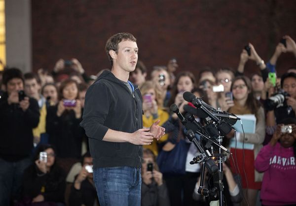 Mark Zuckerberg quay trở lại Harvard để tìm kiếm ứng viên cho facebook.