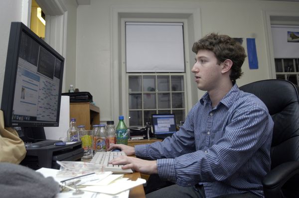 Mark Zuckerberg lên ý tưởng hình thành facebook.