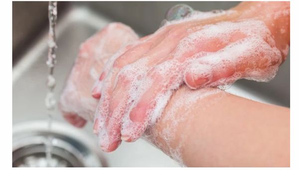 Rửa tay quá nhiều lần cũng có thể là hành vi của OCD.