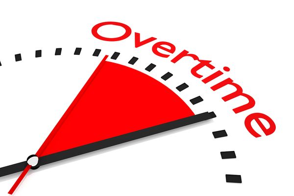 OT là Overtime – tăng ca, làm thêm giờ.