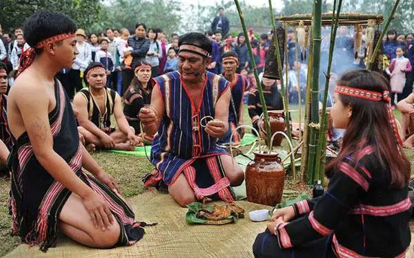 Dân tộc Gia rai trong lễ hội làng.